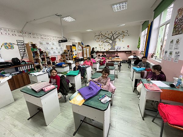 300_de_elevi_au_primit_rechizite_scolare_2023_1