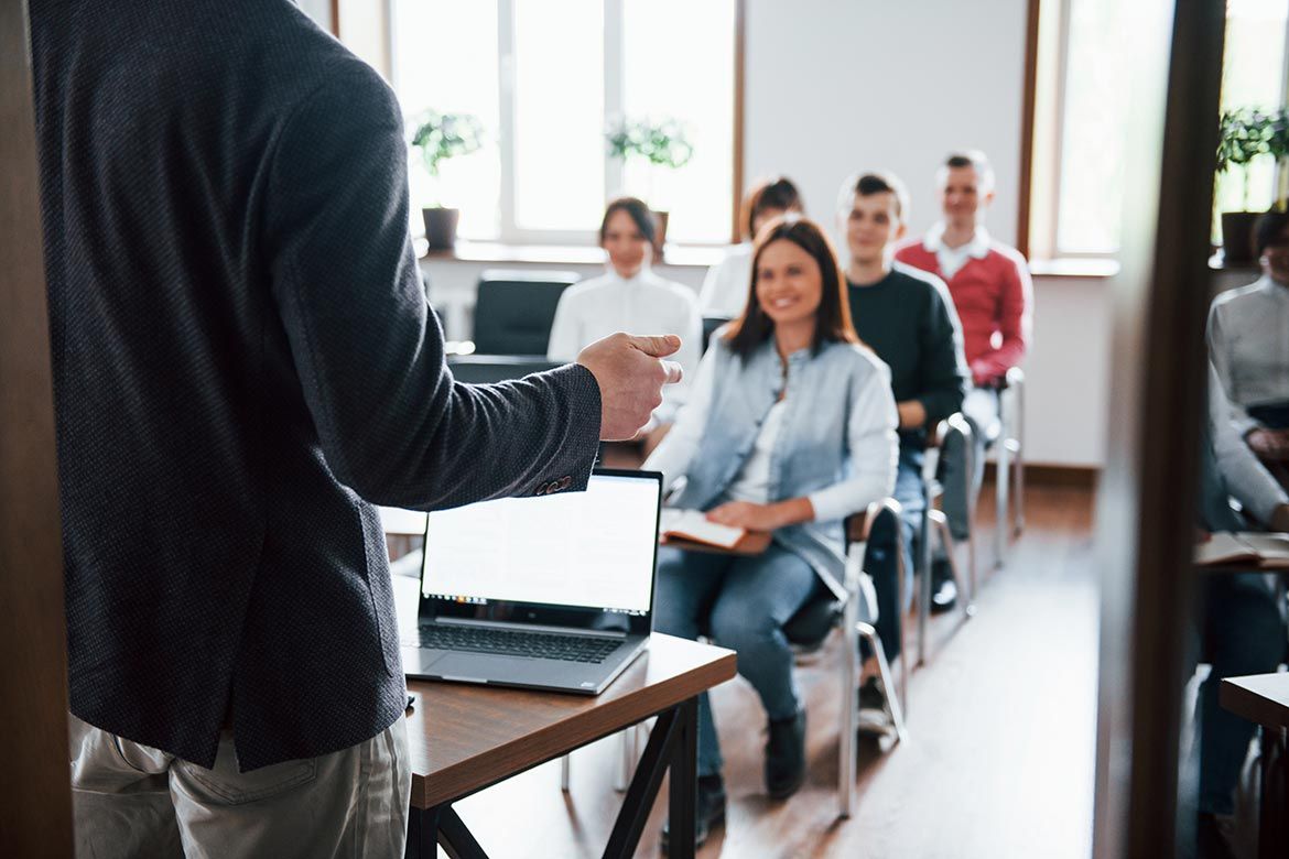 cursuri_profesori_in_cadrul_proiectului_prin_educatie_spre_vocatie