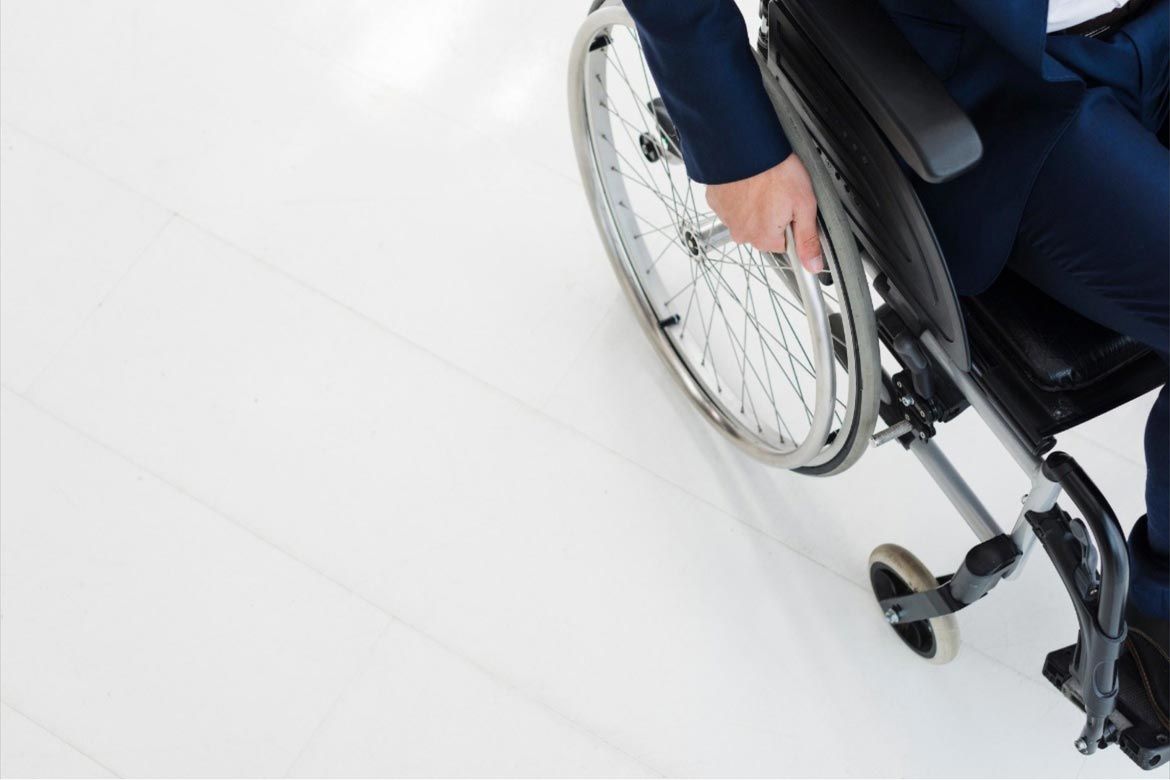 persoana_cu_disabilitati_in_scaun_cu_rotile